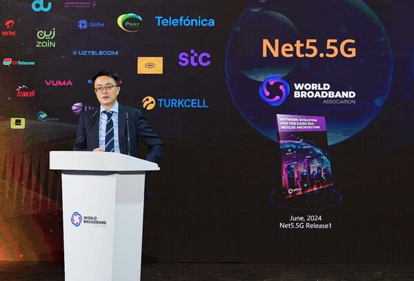 华为数据通信产品线副总裁邱月峰发表“AI WAN加速Net5.5G网络创新，全面迈向智能化时代”主题演讲